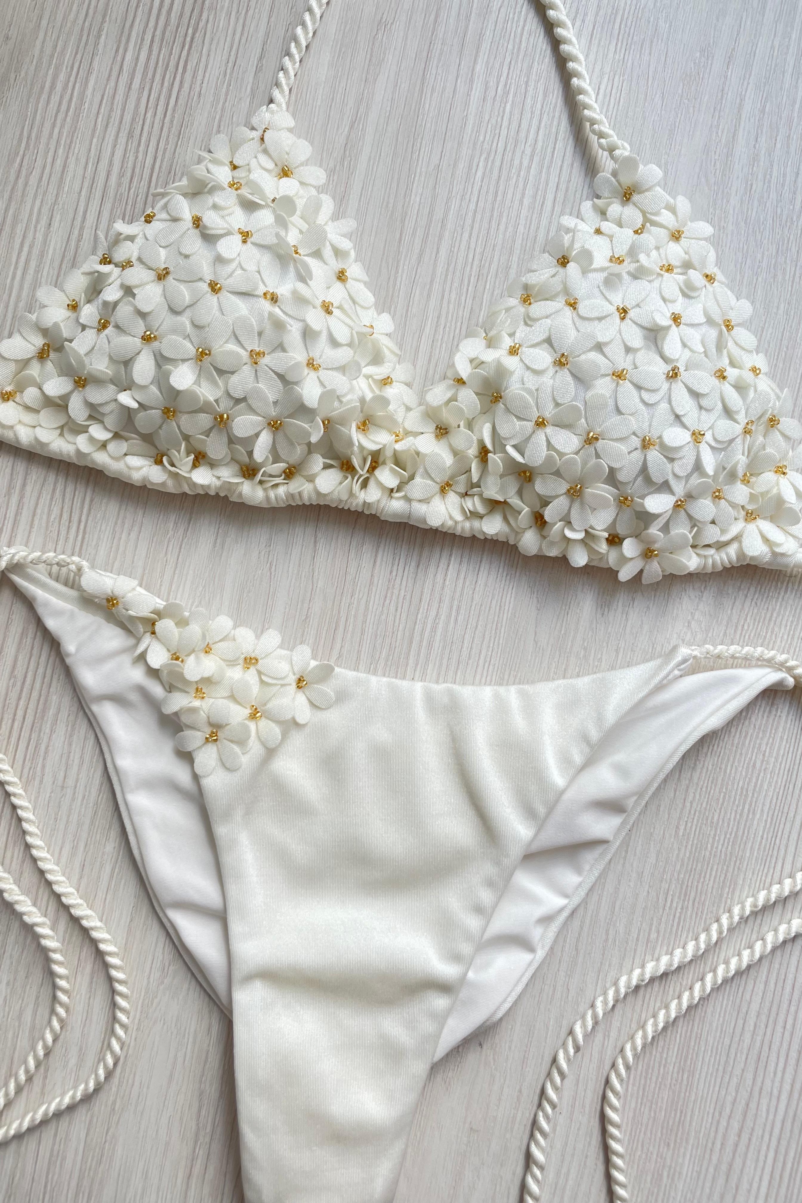 Beach Fashion Only Handgemaakte Flower Bikini Ivoor Beach Fashion Only Handgemaakte Flower Bikini Ivoor